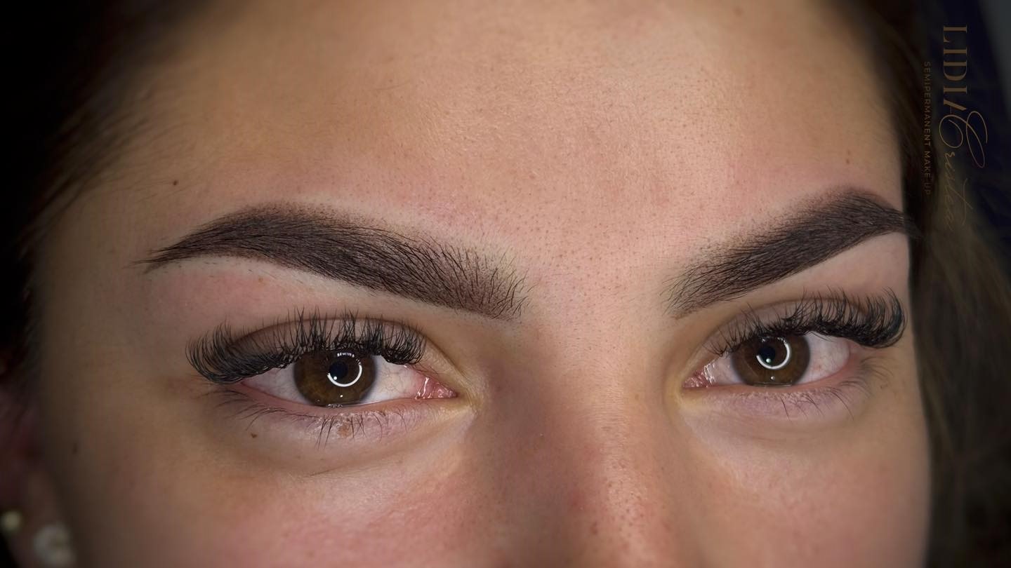 Tehnica powder ombré — sprâncene pudrate cu vindecare semi-transparentă